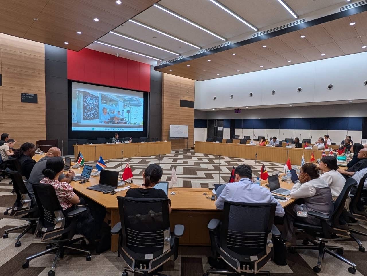 กองวิชาการและพัฒนานวัตกรรมราชทัณฑ์ เข้าร่วมประชุมและเป็นวิทยากรบรรยาย เรื่อง "การสนับสนุนและการประสานงานเพื่อการกลับคืนสู่สังคมของผู้ต้องขังกลุ่มเปราะบาง" : Support and coordination for the reintegration of vulnerable inmates. ณ กรุงโตเกียว ประเทศญี่ปุ่น img 0858