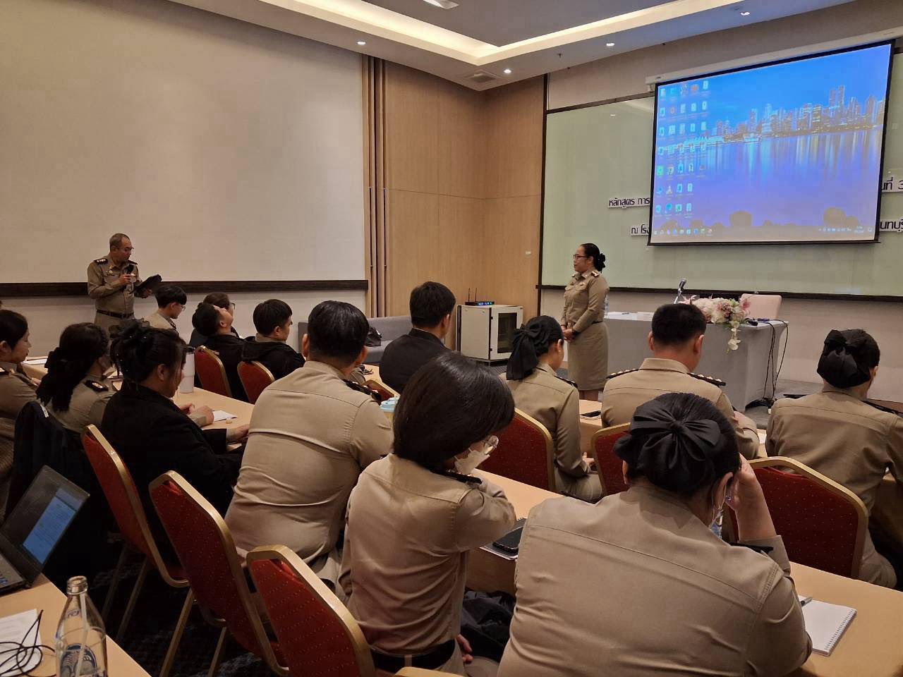 กองวิชาการและพัฒนานวัตกรรมราชทัณฑ์ร่วมเป็นวิทยากรบรรยายถ่ายทอดความรู้ในหัวข้อวิชา "การวิเคราะห์การนำแนวทางในการปฏิบัติต่อผู้ต้องขังตามมาตรฐานสากลในมุมมอง ของผู้ปฏิบัติงานไปสู่การปฏิบัติในเรือนจำและทัณฑสถาน" s 2015293 0